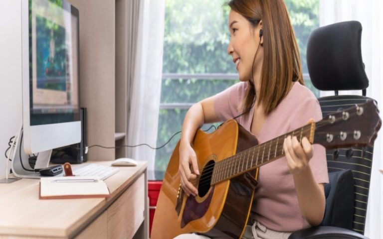 How Can Online Guitar Lessons Help You Level Up Your Skills?