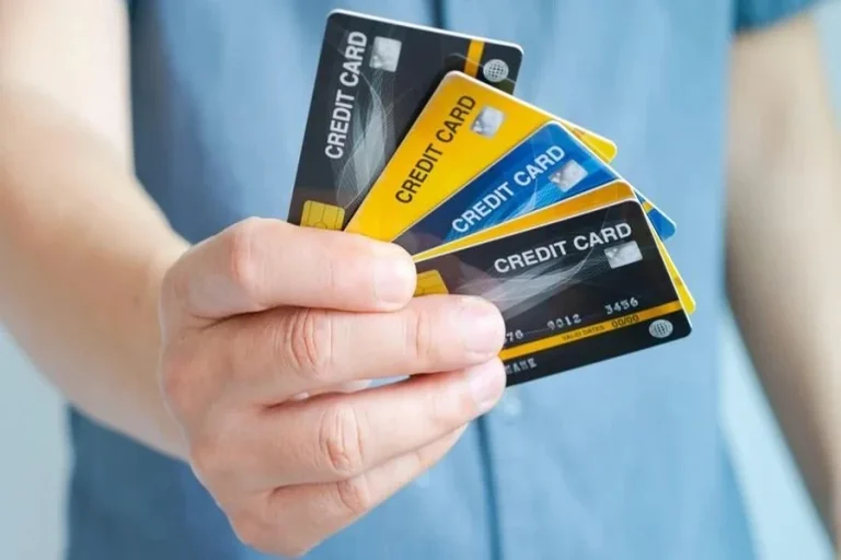 Why Card Holders Are Becoming More Popular in City Life